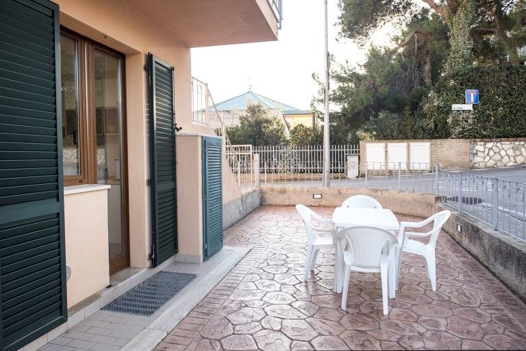 Rental apartment with patio | City view — photo 3