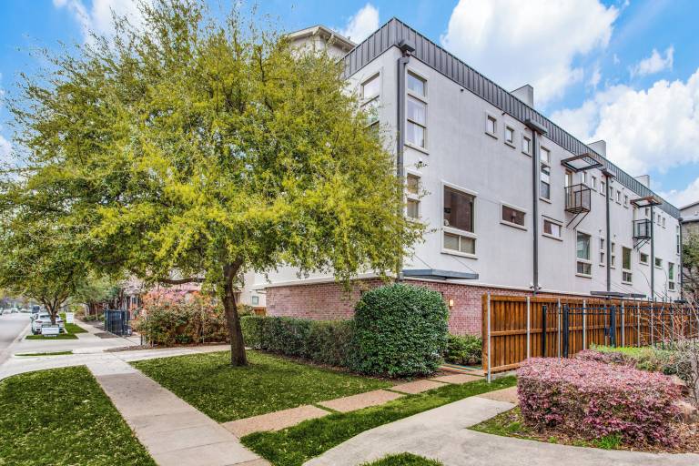 Condo  Oak Lawn