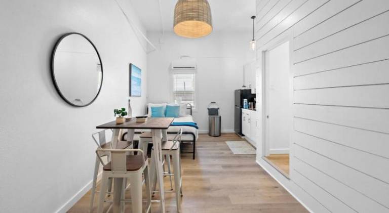 Modern Downtown Galveston Loft, Walk to The Strand — photo 3