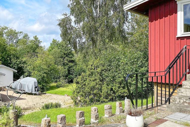 Vacation home with yard — photo 5