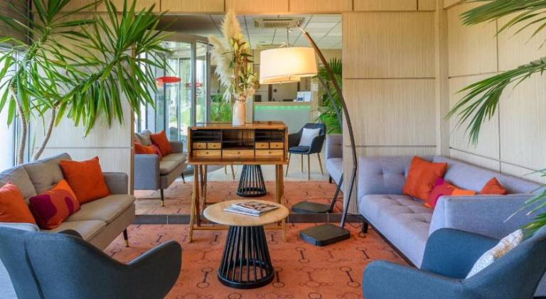 Serviced apartment with pool & patio — photo 2