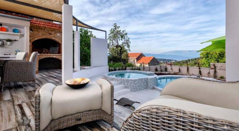 Vacation home with pool — photo 4