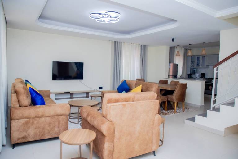 Family-friendly pleasant dedicated room with hot tub | City view | Pet-friendly in Bwishyura