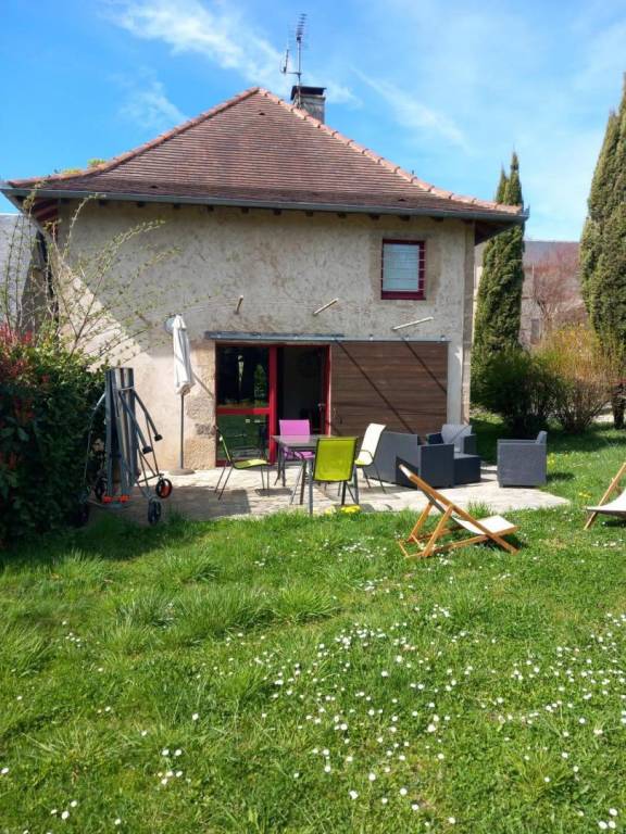 Gite with BBQ, terrace & yard — photo 3
