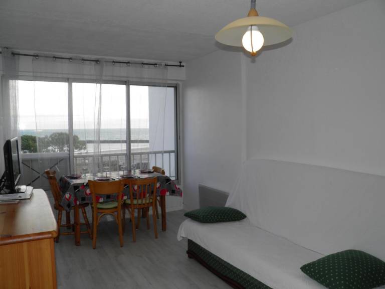 Beachfront studio, parking, pets allowed — photo 3