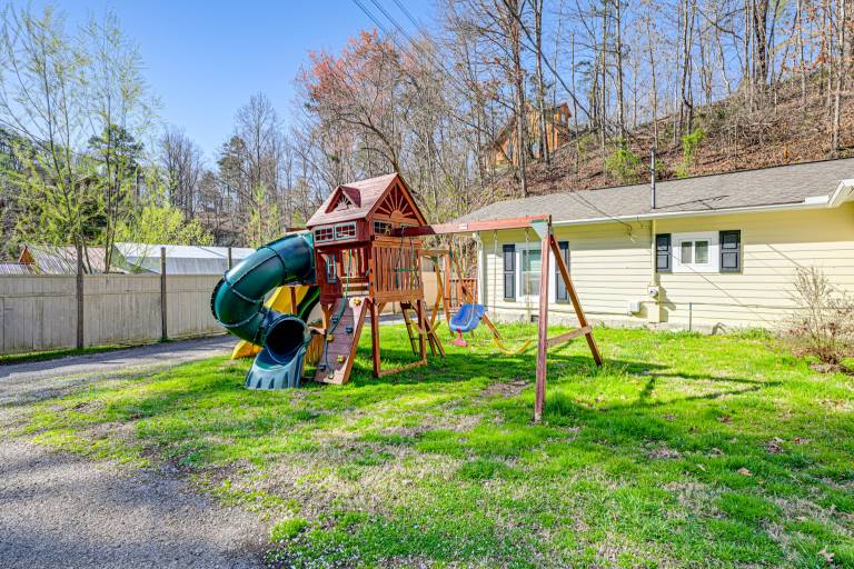 1 Mi to Dollywood: Home w/ Hot Tub & Grill — photo 4