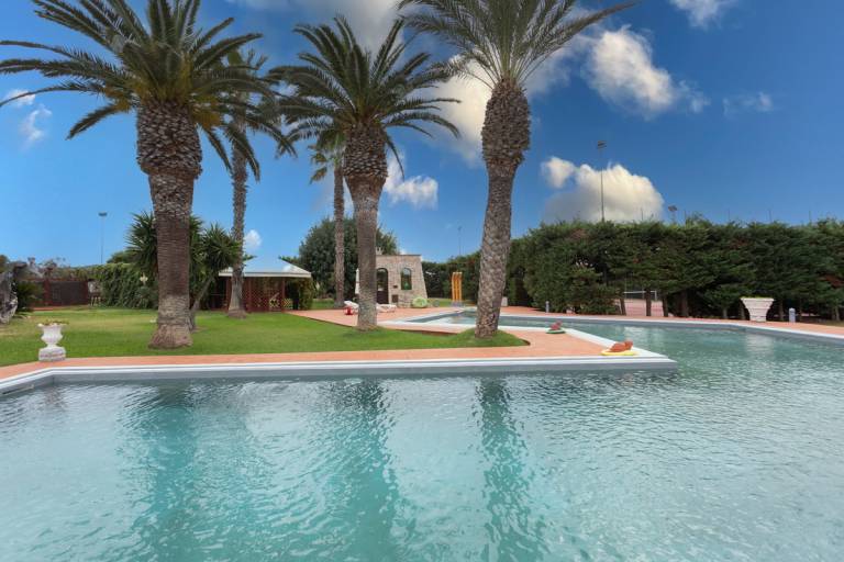 Villa with garden, private pool & barbecue | Pool view — photo 2