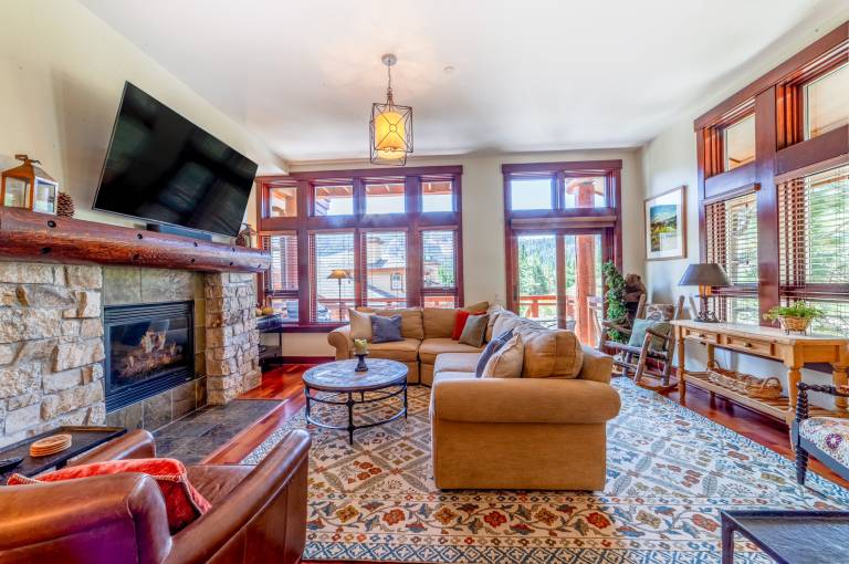 Vacation home with jacuzzi & BBQ | Mountain view in Mammoth Lakes, CA