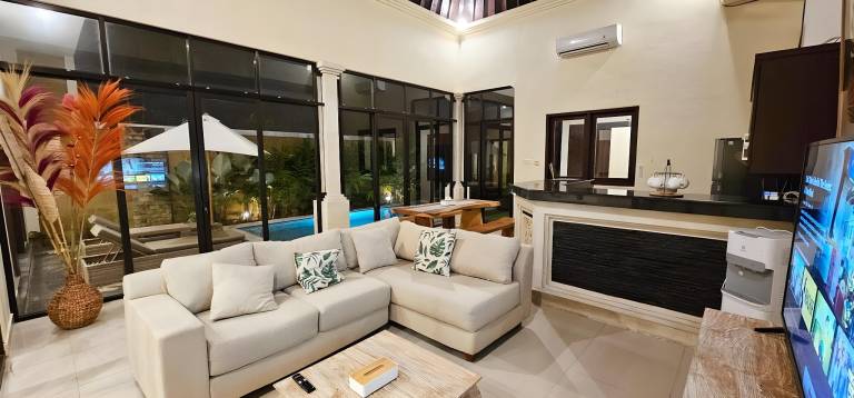 Child-friendly lovely villa with jacuzzi, private pool & patio | Perfect for remote work | Dogs allowed — photo 3