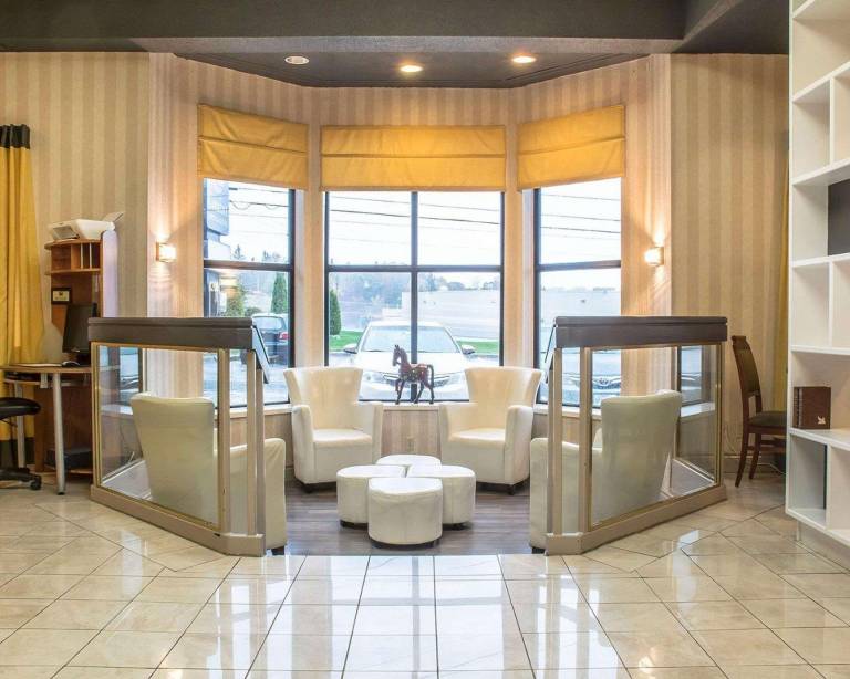 Comfort Hotel & Suites — photo 3