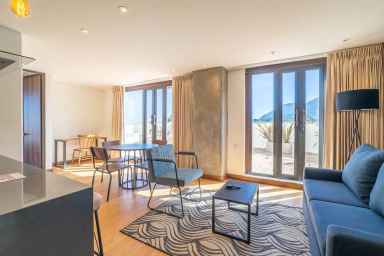 Stylish 2 Masters w Patio View