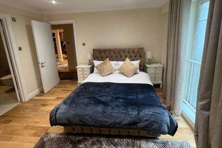 3-Bed Central Apartment - Sleeps 8 & Free Parking in London, KY