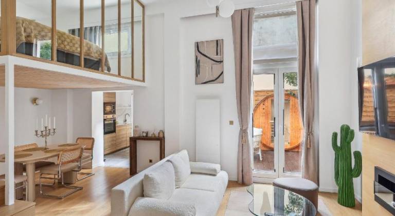 Holiday apartment with sauna & jacuzzi in Montrouge