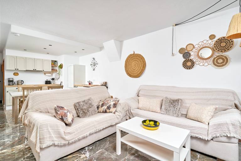 Fully equipped lovely holiday apartment with fast internet & patio | Mountain view | Close to the beach | Dogs allowed — photo 5
