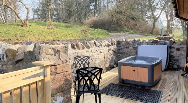 Vacation home with hot tub | Dogs allowed — photo 3