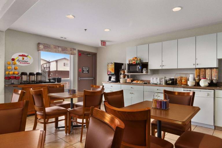 Super 8 By Wyndham Yellowknife — photo 2