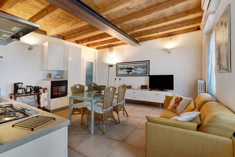 Apartment 'Les Amis' with Private Garden, Wi-Fi and Air Conditioning — photo 3