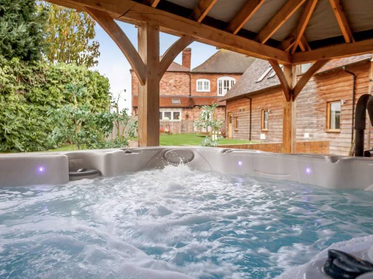 Fully equipped cottage with yard & jacuzzi | Pets are welcome in Malvern