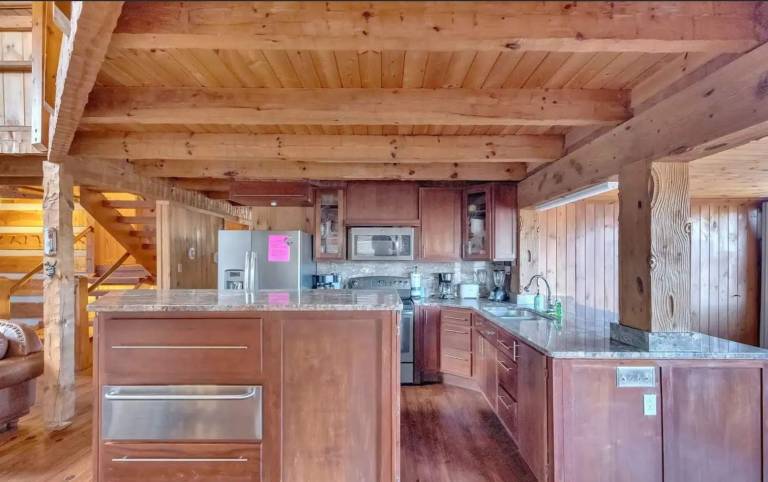 Secluded 7BR Mountain Escape on 7 Acres — photo 4