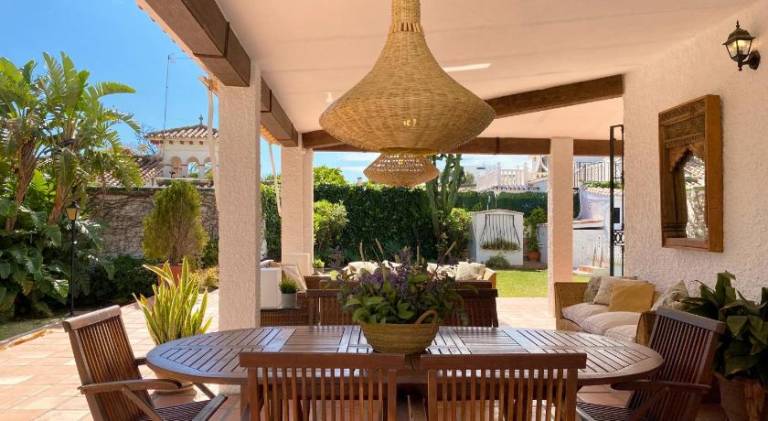Villa with private pool, yard & patio — photo 4