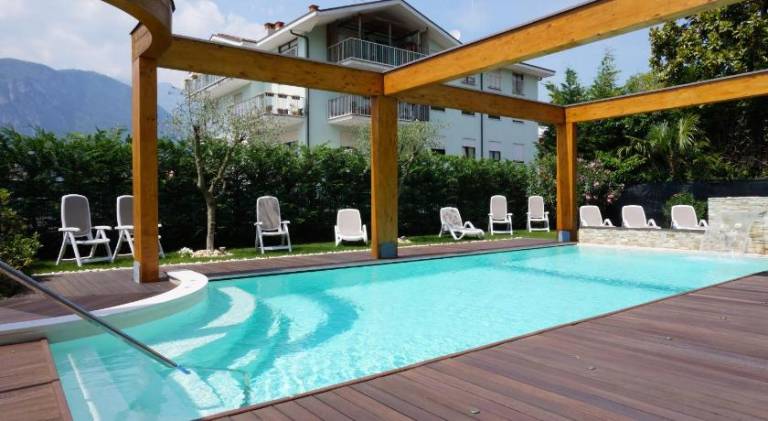 Serviced apartment with yard & pool — photo 2