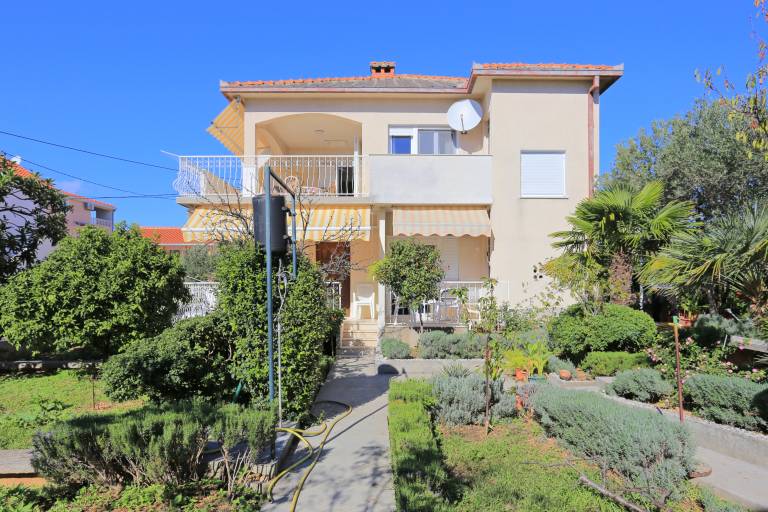 Apartment with terrace, grill & garden in Seget