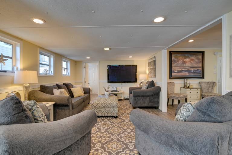 Walk to Ocean: Surfside Beach Home w/ Pool Access — photo 4