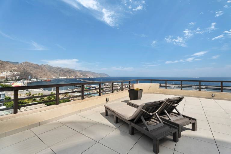 Vacation Home 'Piso De Lujo' with Sea View, Wi-Fi and Air Conditioning — photo 4