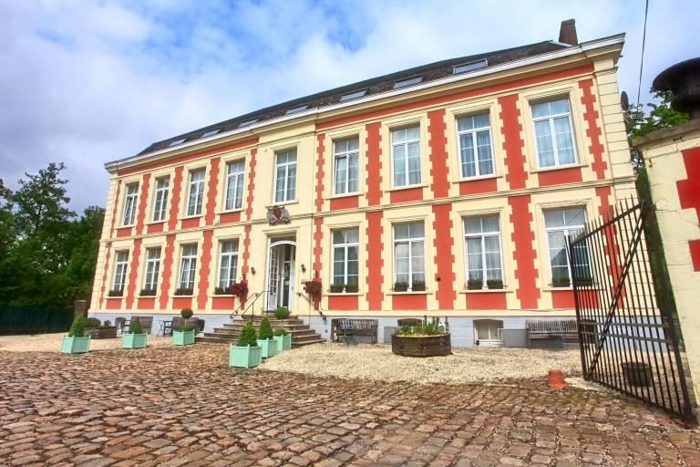 Chateau de Moulin le Comte in Béthune