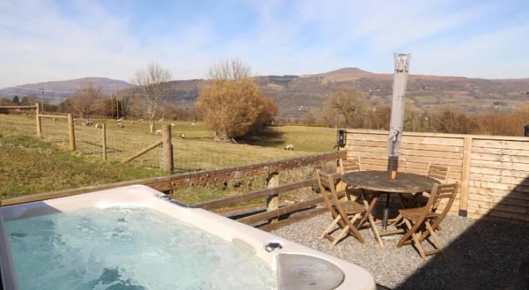 Vacation home with hot tub — photo 5