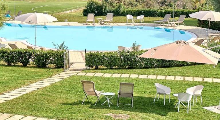 Serviced apartment with pool, yard & patio — photo 3