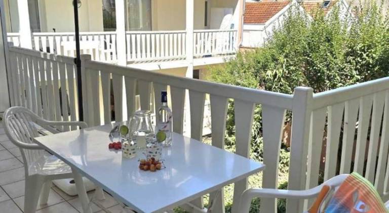 Serviced apartment with patio — photo 2