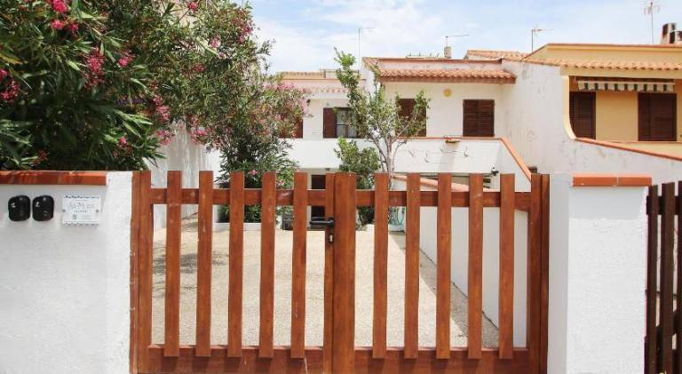 Holiday apartment with barbecue, patio & garden in Cabras