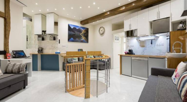 Holiday apartment with hot tub, patio & private pool | Close to Louvre | Suitable for remote work in Paris