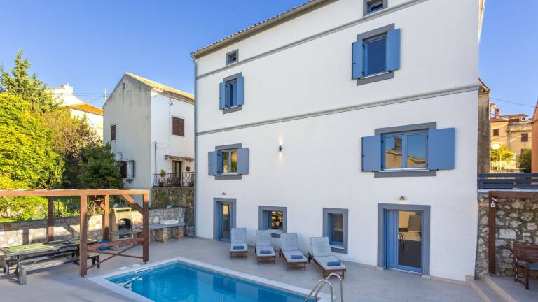 Villa with garden, BBQ & private pool in Omisalj