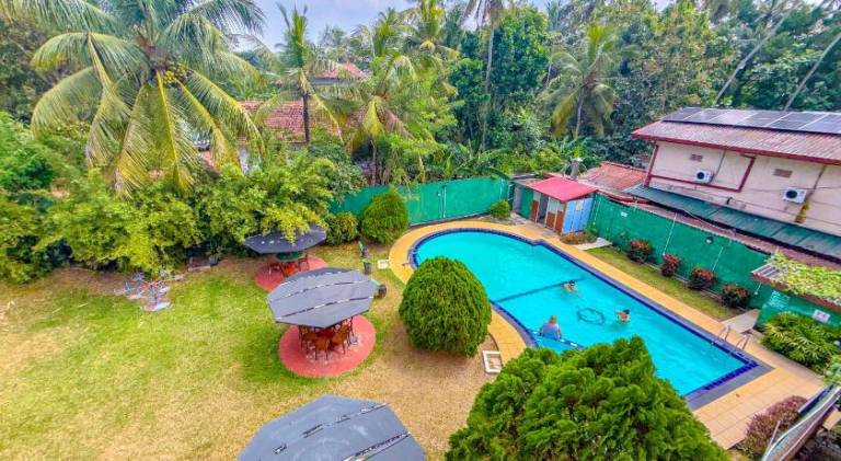 Serviced apartment with yard, pool & patio | Suitable for remote work | Pets allowed — photo 3