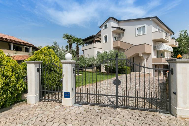 Rental apartment with yard, terrace & fast internet in Porec