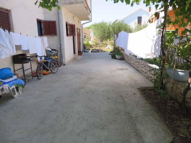 House with yard, barbeque & patio — photo 5