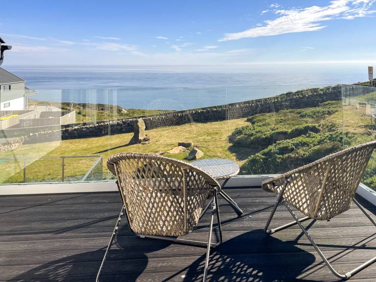Family-friendly cottage with hot tub & garden | Sea view | Pets allowed in Holyhead