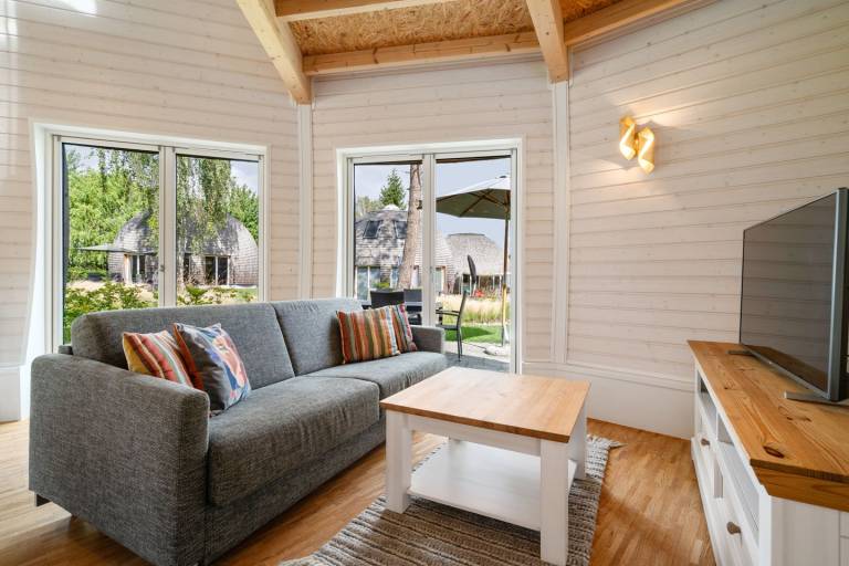Design trifft Ruhe: Kugelhaus Chiara am Tollensesee mit Sauna, Kamin & Terrasse — photo 2