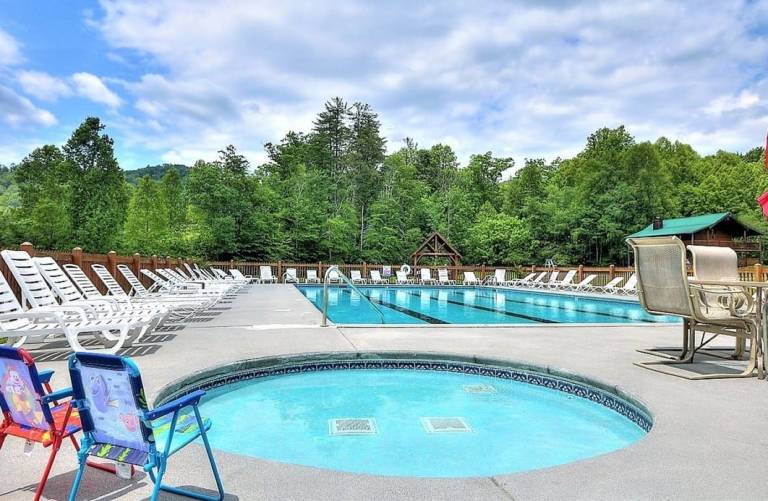 Family-oriented spacious cabin with jacuzzi, barbeque & pool | Mountain view | Good for workation | Pets allowed — photo 4
