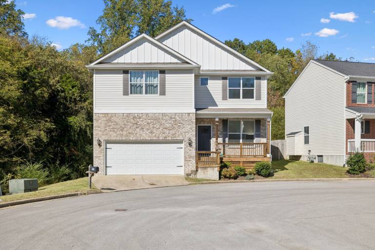 Spacious Family Retreat Pet Friendly 3 Bedroom Home in Nashville, TN