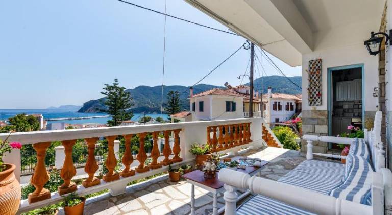 Villa with terrace, garden & BBQ | Perfect for remote work in Skopelos