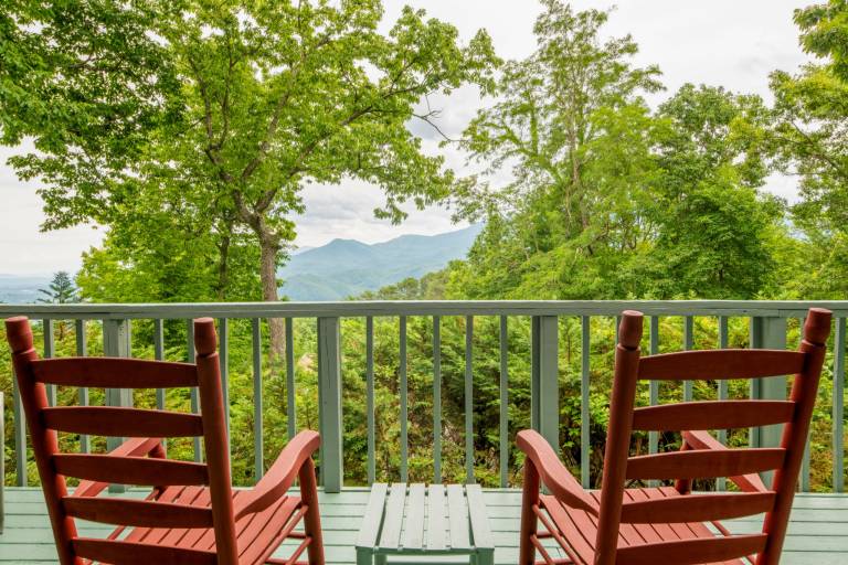 Cabin with barbecue, pool & hot tub | Mountain view — photo 2