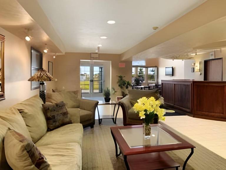 Baymont Inn & Suites by Wyndham Anchorage Airport — photo 4
