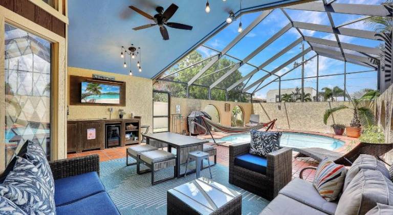 Heated Pool, Sleeps 10, Relaxing Lanai, Near Beaches, Pet Friendly! — photo 2