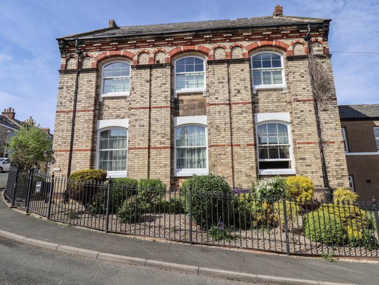 Child-friendly wonderful cottage with yard | Beach view | Pets allowed in Whitby
