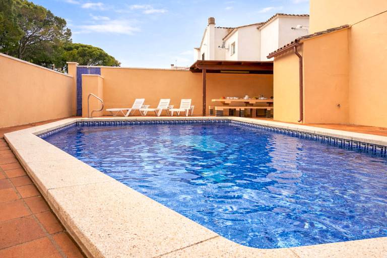 Villa with terrace, barbecue & garden — photo 2
