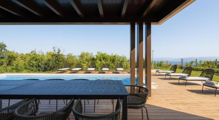 Villa with yard, private pool & patio — photo 4