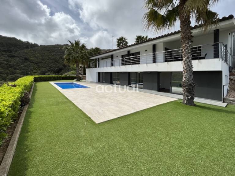 House with barbecue, private pool & yard — photo 2